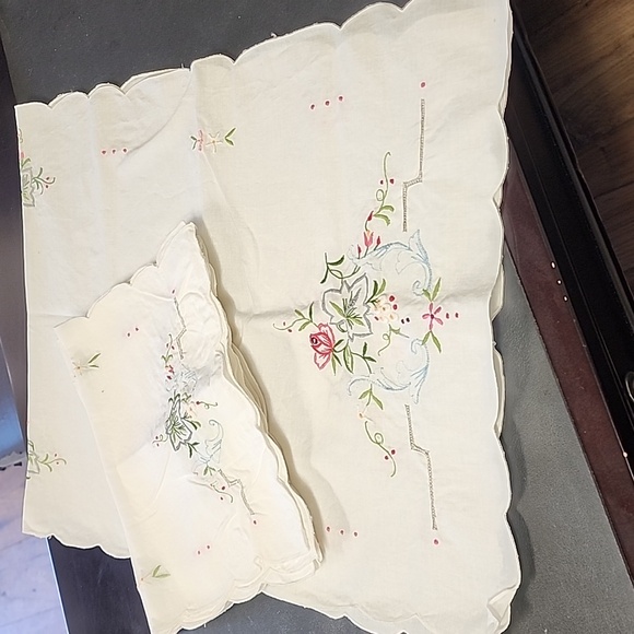 Vintage Handmade Embroidered Tea Towels & Matching Table Runner - Picture 15 of 15